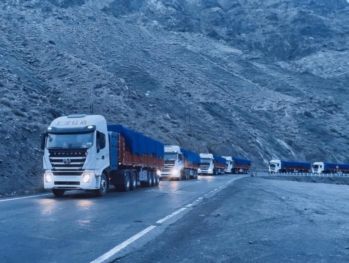 上汽紅巖CNG重卡燒氣不費(fèi)跑車不貴?來聽聽新疆卡友怎么說