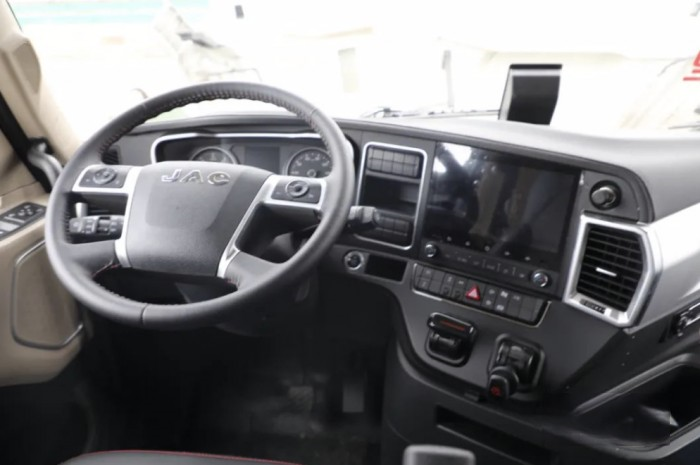 康明斯660馬力+AMT,江淮跨越V5跑長途穩(wěn)賺!