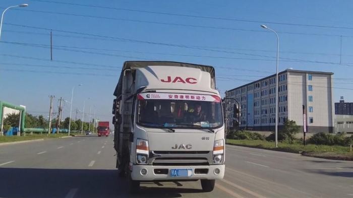 是老板更是老大哥，他用47臺江淮1卡帥鈴和兄弟們一起創造幸福