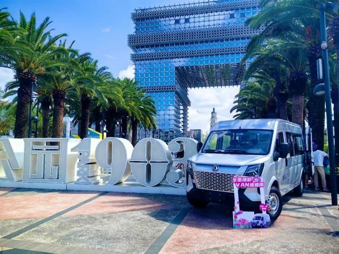 東風(fēng)御風(fēng)V9+ & 四葉咖咖啡，送出秋天的第一份浪漫