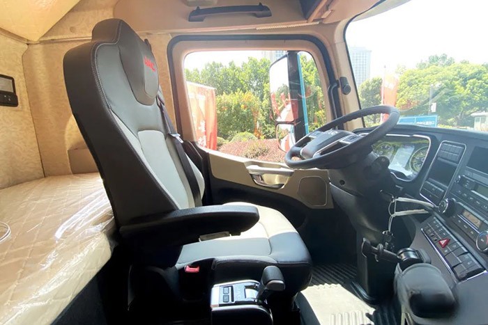 江淮星耀X7 8×4載貨車:康明斯一體化動(dòng)力鏈+高強(qiáng)鋼車架+全新平臺(tái)X7駕駛室