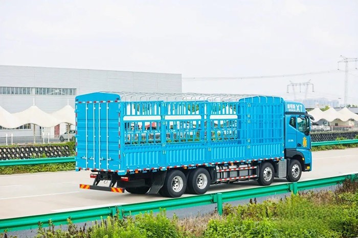 江淮星耀X7 8×4載貨車:康明斯一體化動(dòng)力鏈+高強(qiáng)鋼車架+全新平臺(tái)X7駕駛室