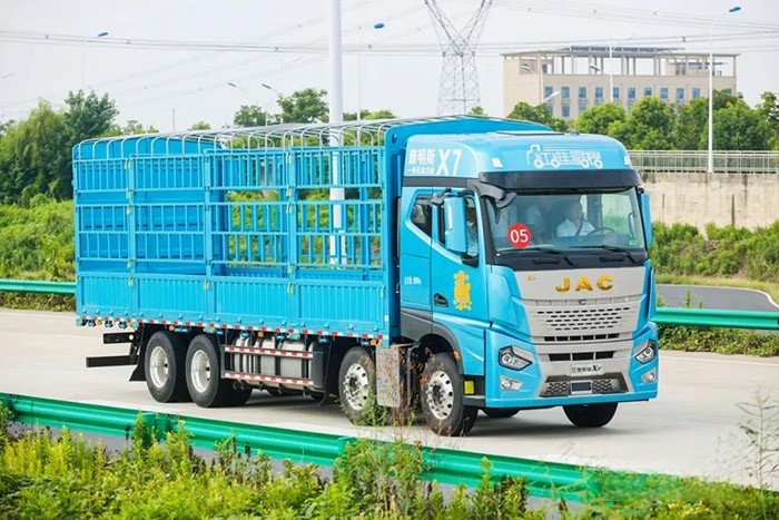 江淮星耀X7 8×4載貨車:康明斯一體化動(dòng)力鏈+高強(qiáng)鋼車架+全新平臺(tái)X7駕駛室