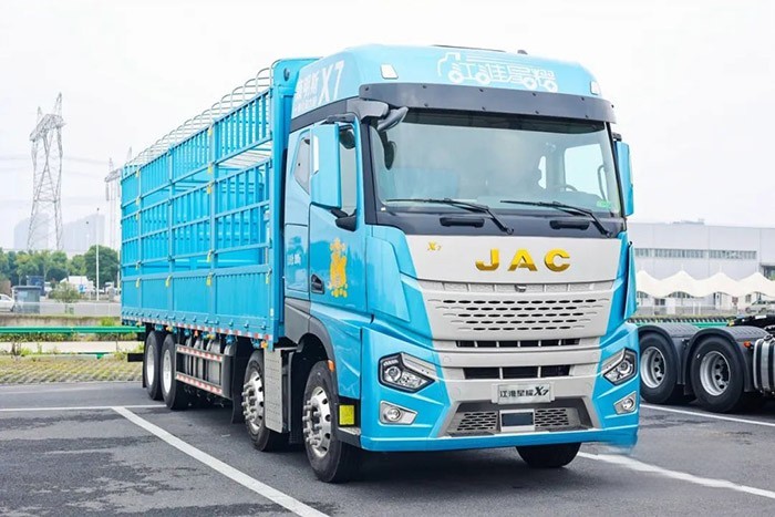 江淮星耀X7 8×4載貨車:康明斯一體化動(dòng)力鏈+高強(qiáng)鋼車架+全新平臺(tái)X7駕駛室