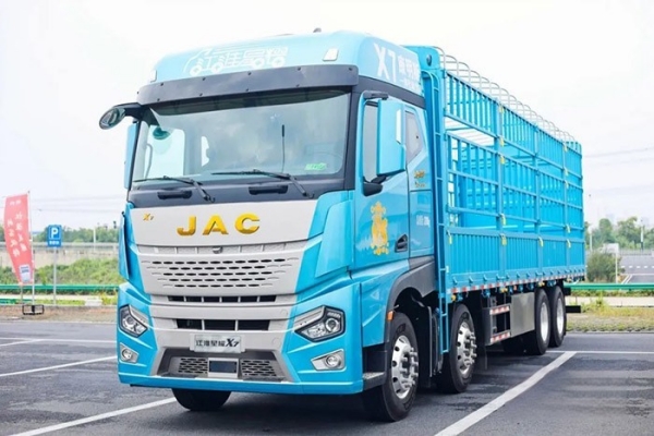 江淮星耀X7 8×4載貨車憑借著高效、節(jié)油且舒適的優(yōu)勢(shì),將助力廣大卡友在激烈的市場(chǎng)競(jìng)爭(zhēng)中脫穎而出