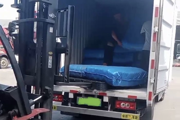 曾先生的這輛奧鈴智藍純電輕卡,搭載寧德時代81kWh磷酸鐵鋰電池,配合上該車的一鍵ECO省電模式+制動能量回收,能很好的降低能耗。