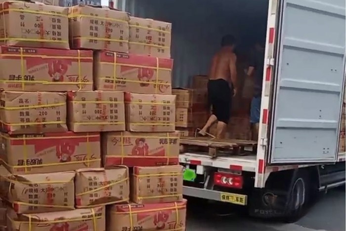 曾先生的這輛奧鈴智藍純電輕卡,搭載寧德時代81kWh磷酸鐵鋰電池,配合上該車的一鍵ECO省電模式+制動能量回收,能很好的降低能耗。