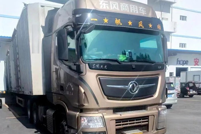 來自石家莊的卡友石師傅,選擇了東風天龍旗艦KX520馬力車型運送快遞。