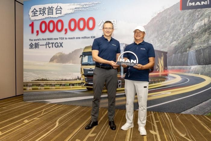 鐵血雄獅 百萬征程 全球首臺(tái)百萬里程TGX車型榮歸大連連川貨運(yùn)