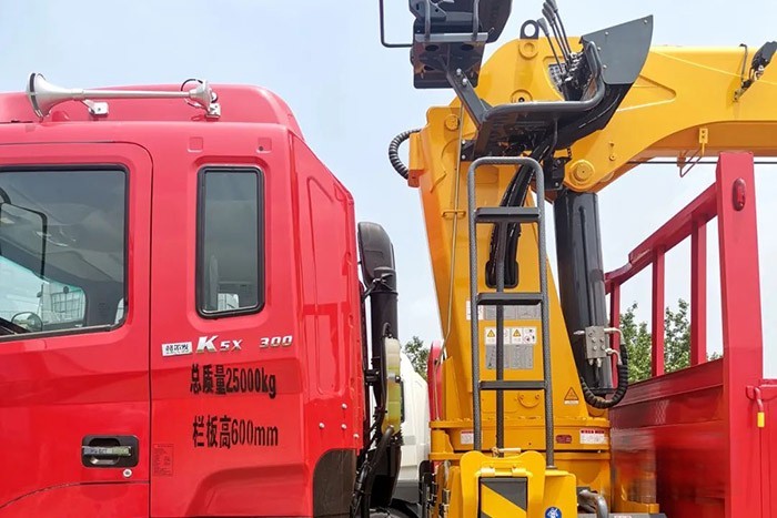 江淮格爾發6×4隨車吊，憑借卓越的設計和極強的承載力，在多種復合場景中都交出了優異的答卷，獲得了一眾卡友的青睞。