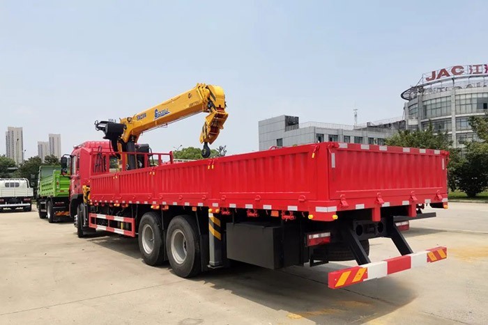 江淮格爾發6×4隨車吊，憑借卓越的設計和極強的承載力，在多種復合場景中都交出了優異的答卷，獲得了一眾卡友的青睞。