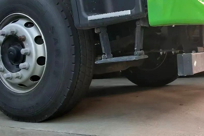 格爾發(fā)8×4自卸車是一款集“裝、運、卸”為一體的綜合性運輸自卸車,專門針對砂石、基建、渣土等復(fù)雜工況打造。