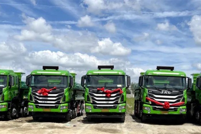 格爾發(fā)8×4自卸車是一款集“裝、運、卸”為一體的綜合性運輸自卸車,專門針對砂石、基建、渣土等復(fù)雜工況打造。