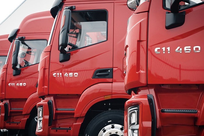 上汽紅巖危化品定制車輛正式交付比亞迪汽車工業有限公司，雙方強強攜手，共同加快“向新轉綠”步伐。上汽紅巖危化品重卡將憑借高安全性、強時效性等優勢，助力比亞迪能源電池物流運輸更加高效、順利。