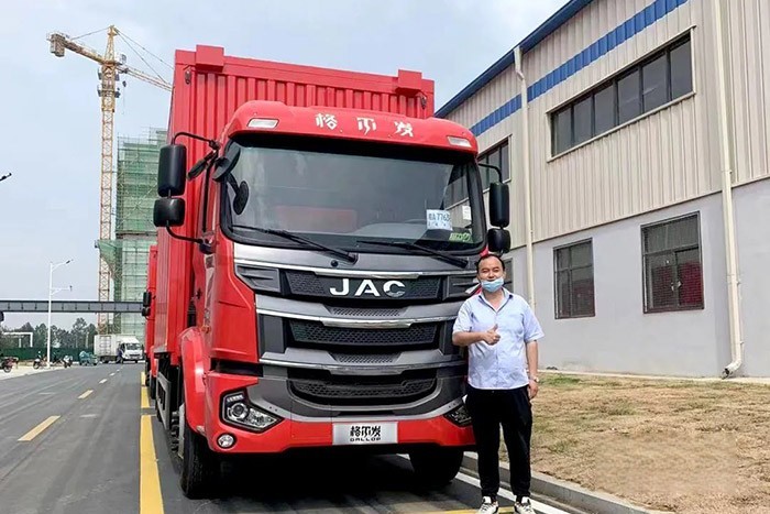 此次與車企大客戶簽訂120輛重卡戰略合作協議，也再次向市場證明了江淮重卡的卓越性能與高端品質。