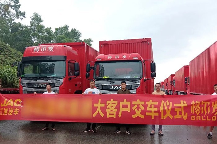 此次與車企大客戶簽訂120輛重卡戰略合作協議，也再次向市場證明了江淮重卡的卓越性能與高端品質。